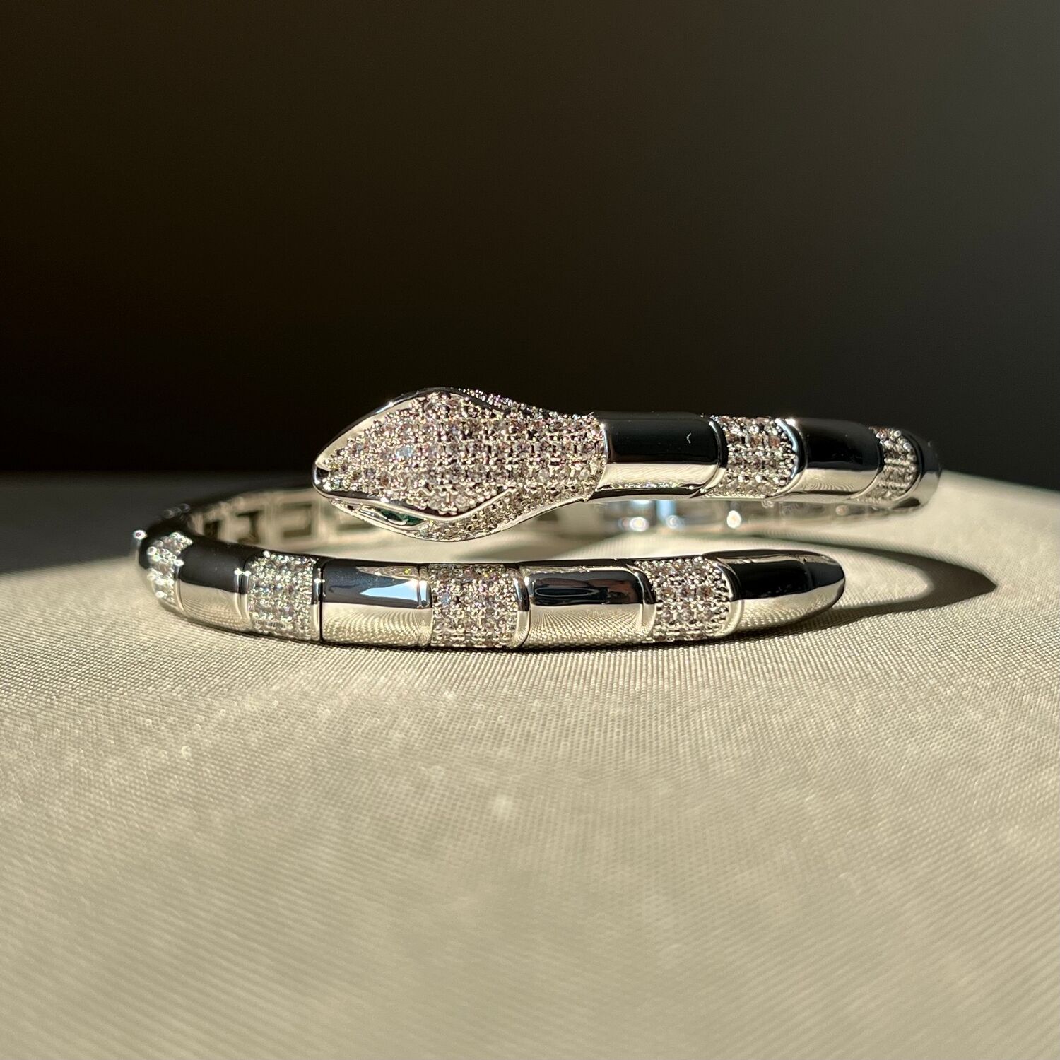 Pırlanta işçiliği zümrüt göz yılan figür kelepçe