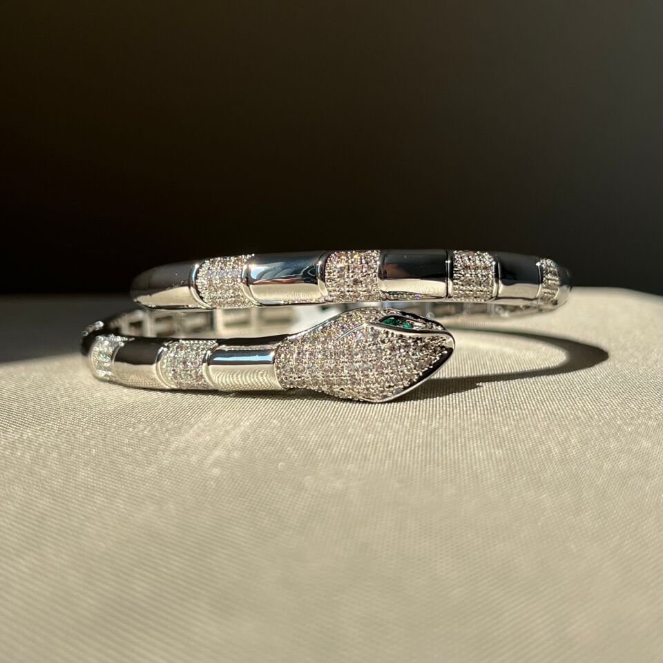 Pırlanta işçiliği zümrüt göz yılan figür kelepçe