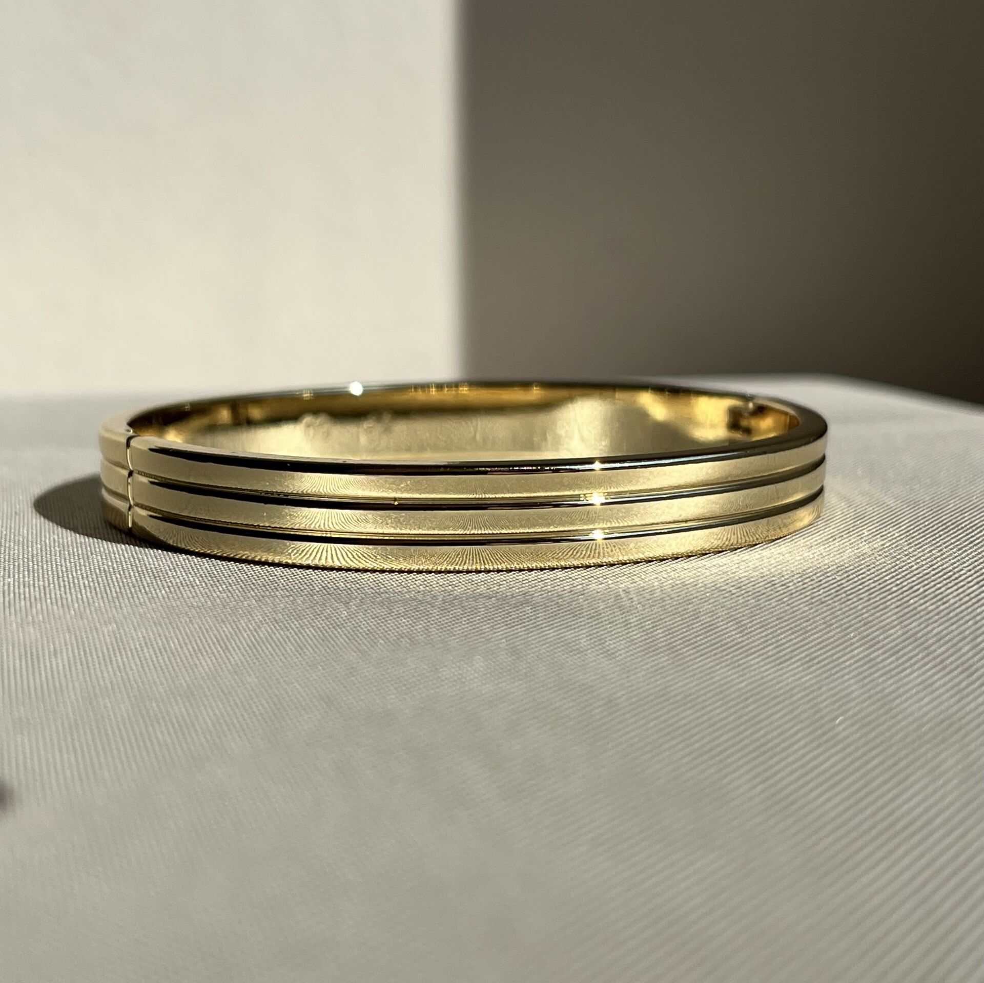 Altın işçiliği 0,8 mm bombeli xuping kelepçe