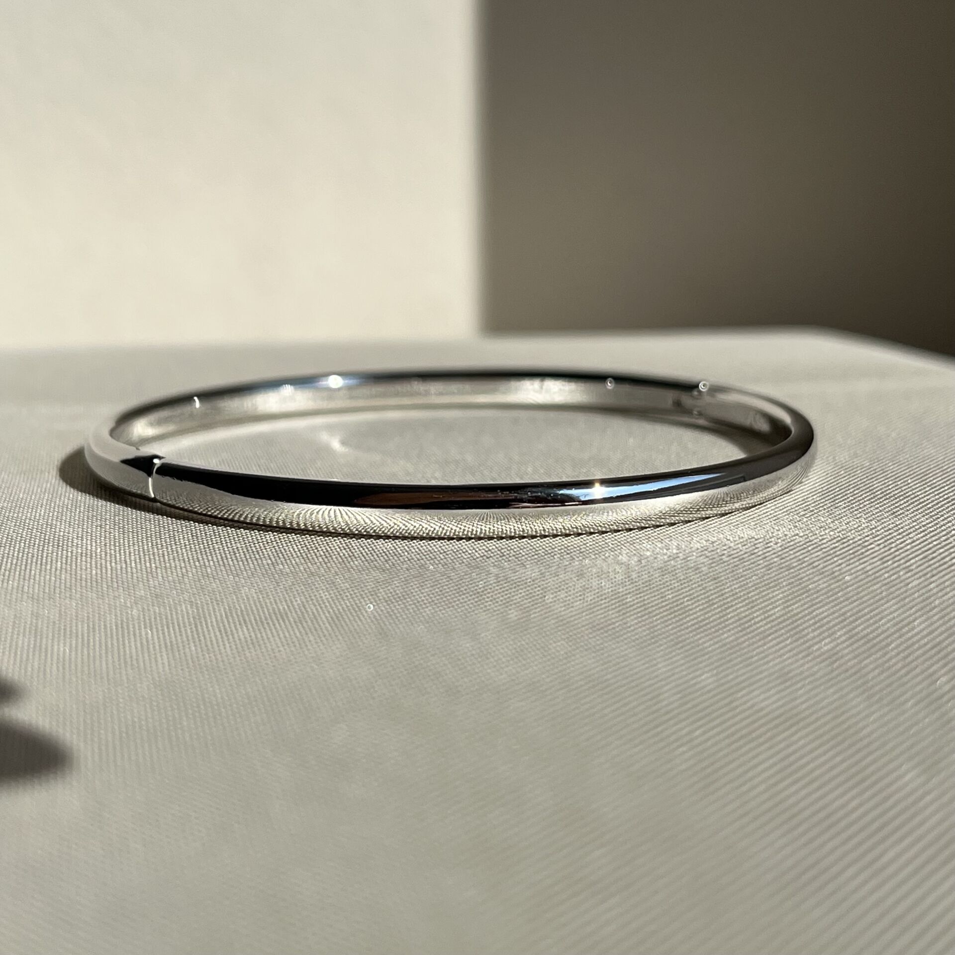 Altın işçiliği bombeli 0,4 mm xuping kelepçe