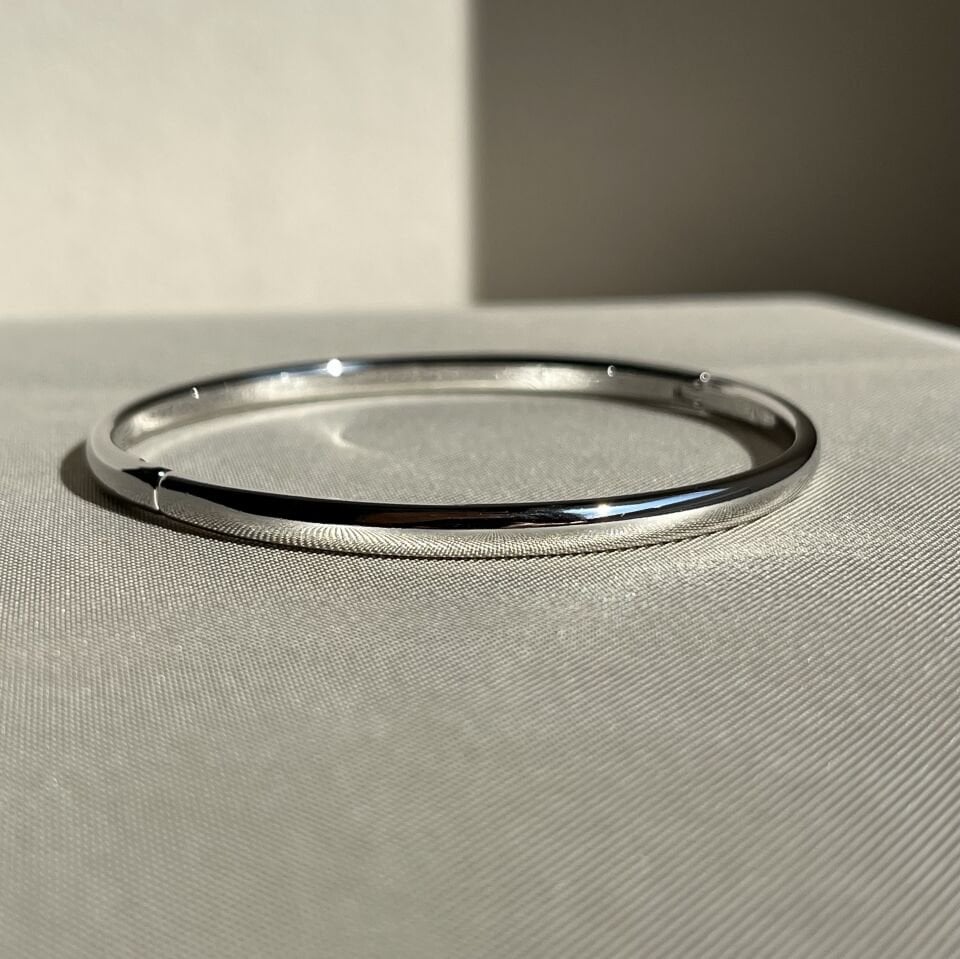 Altın işçiliği bombeli 0,4 mm xuping kelepçe