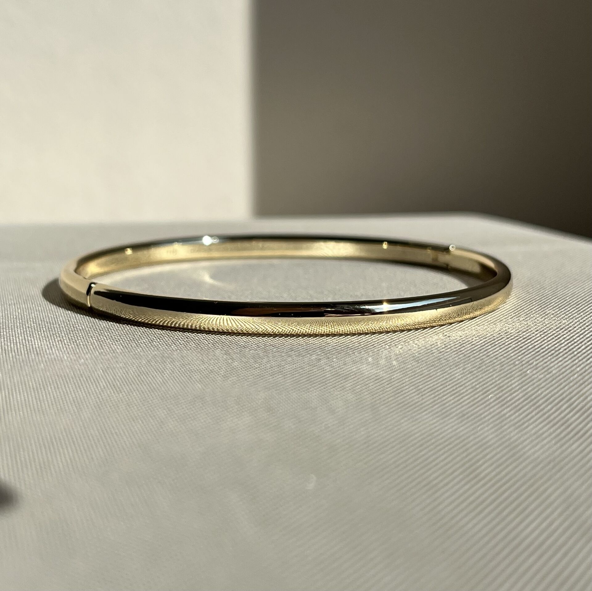 Altın işçiliği bombeli 0,4 mm xuping kelepçe