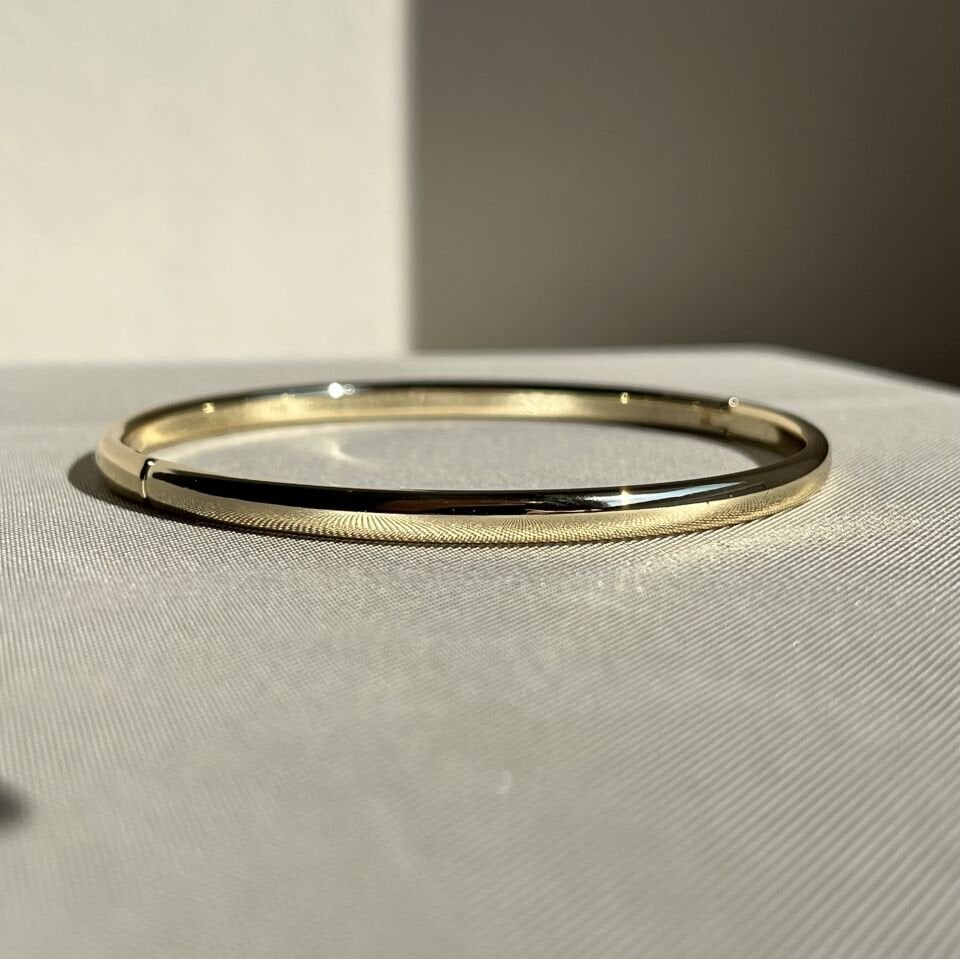 Altın işçiliği bombeli 0,4 mm xuping kelepçe