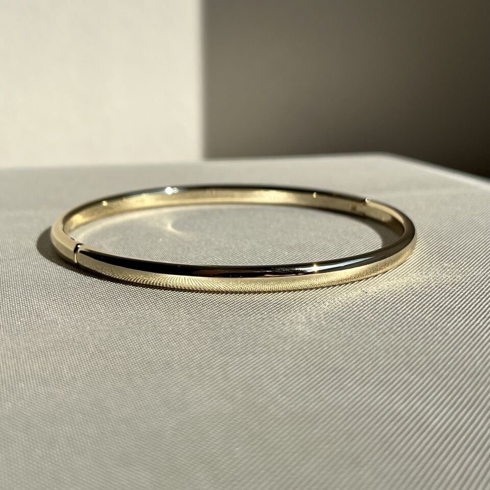 Altın işçiliği bombeli 0,4 mm xuping kelepçe