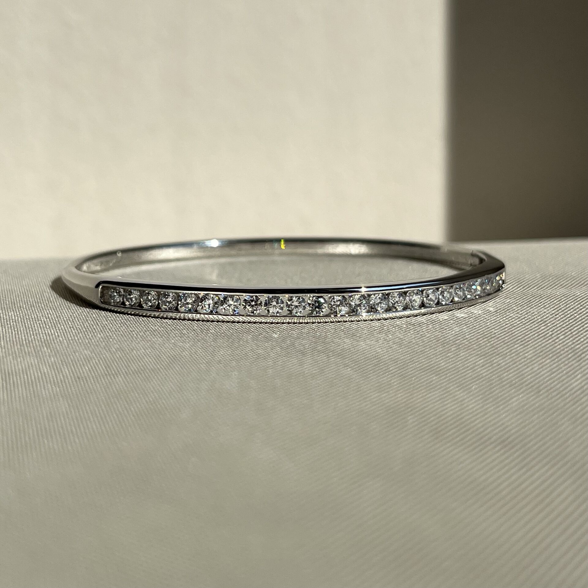 Round pırlanta montür suyolu kanal xuping kelepçe