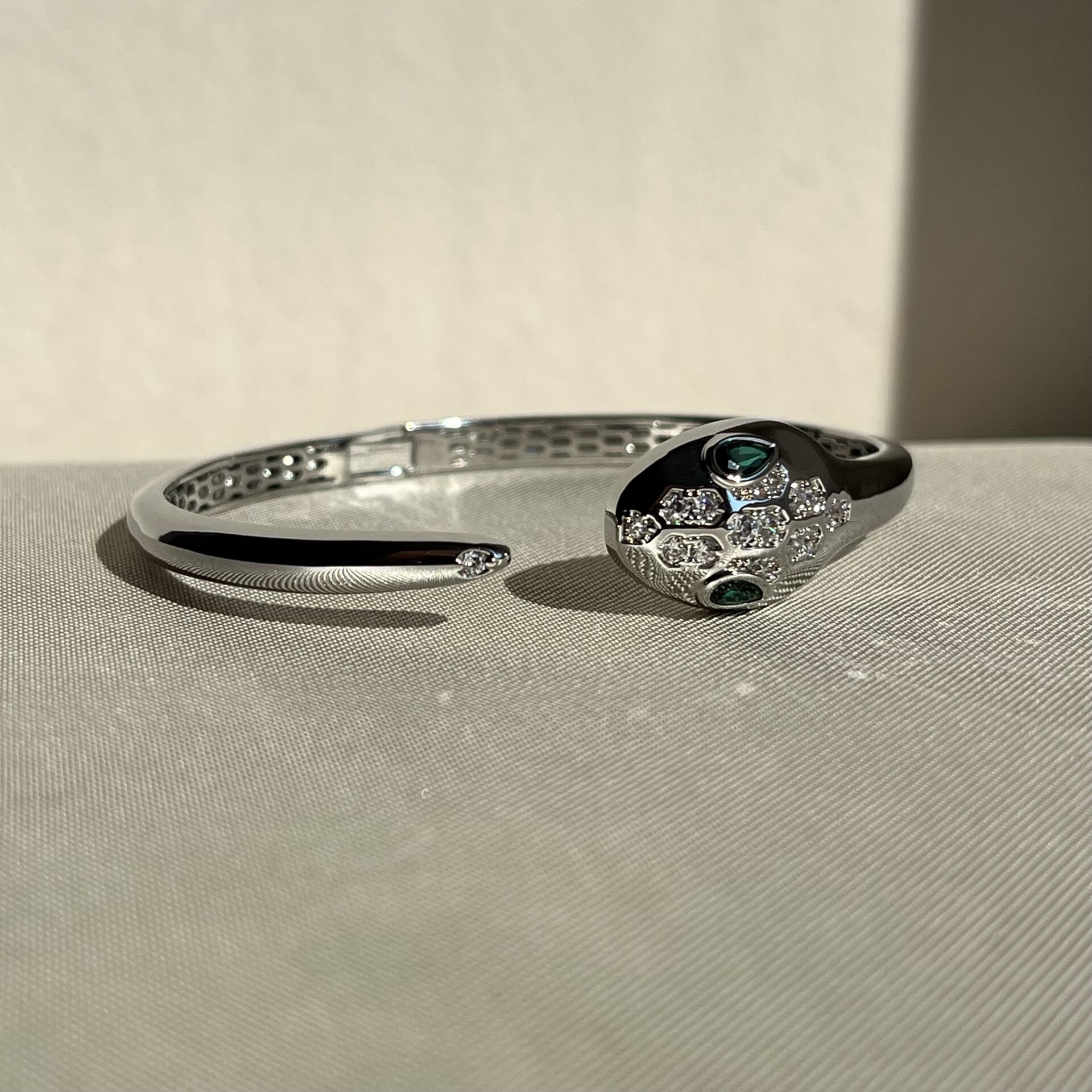 Pırlanta işçiliği zümrüt taş yılan vıp kelepçe