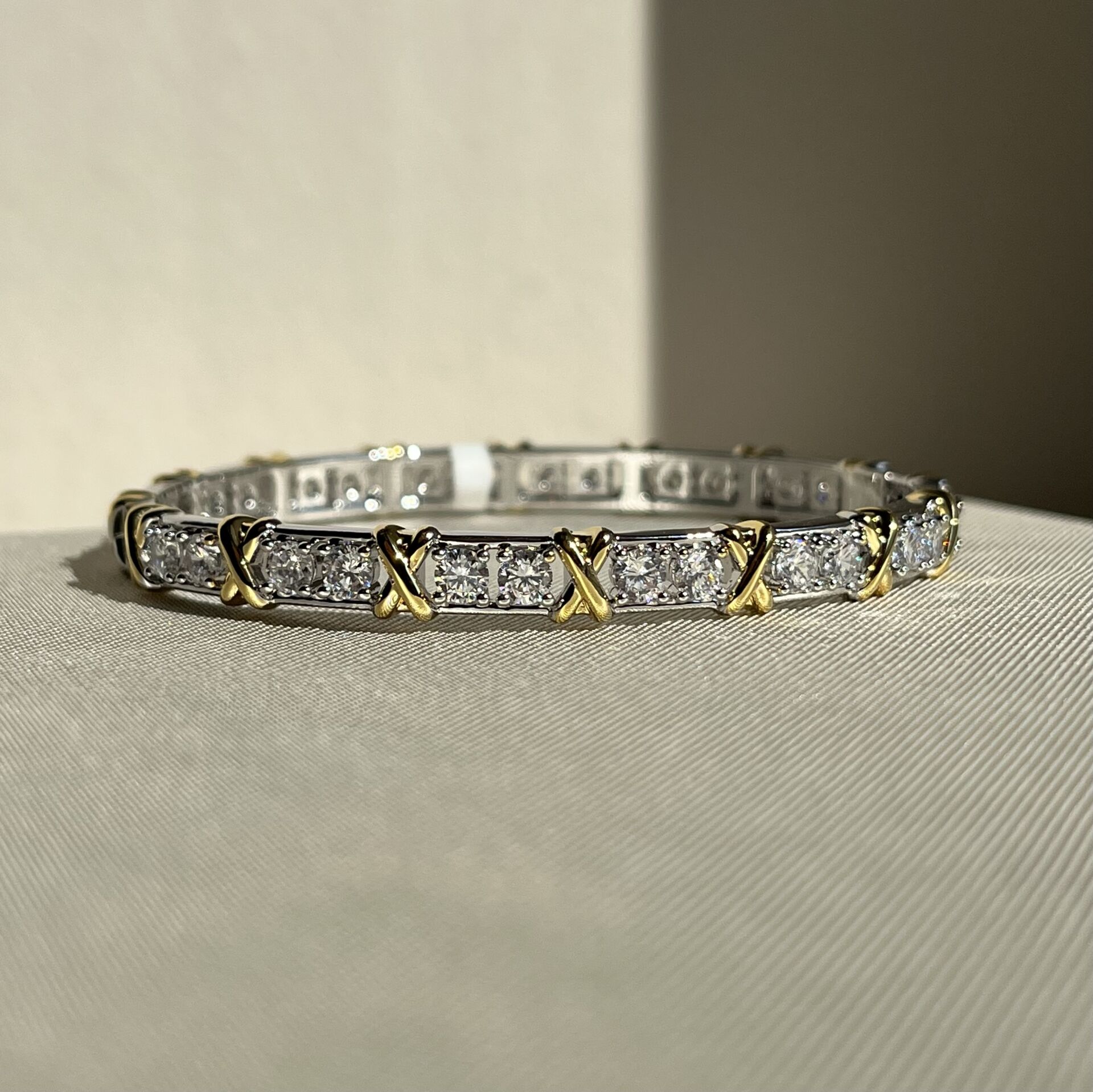 Round pırlanta montür vıp kelepçe