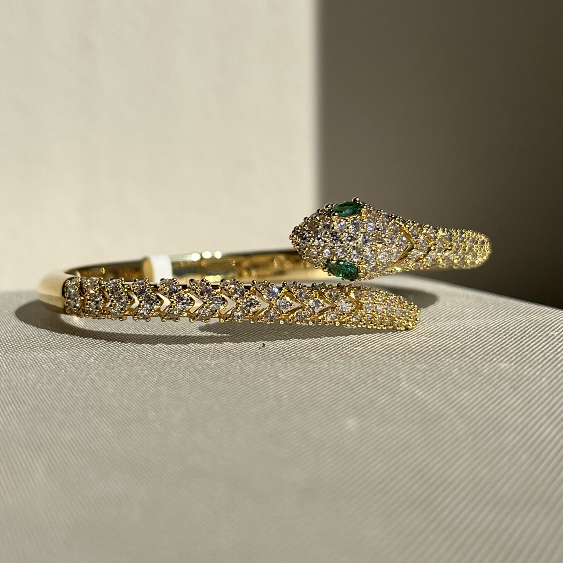 Pırlanta işçiliği zümrüt taş yılan vıp kelepçe