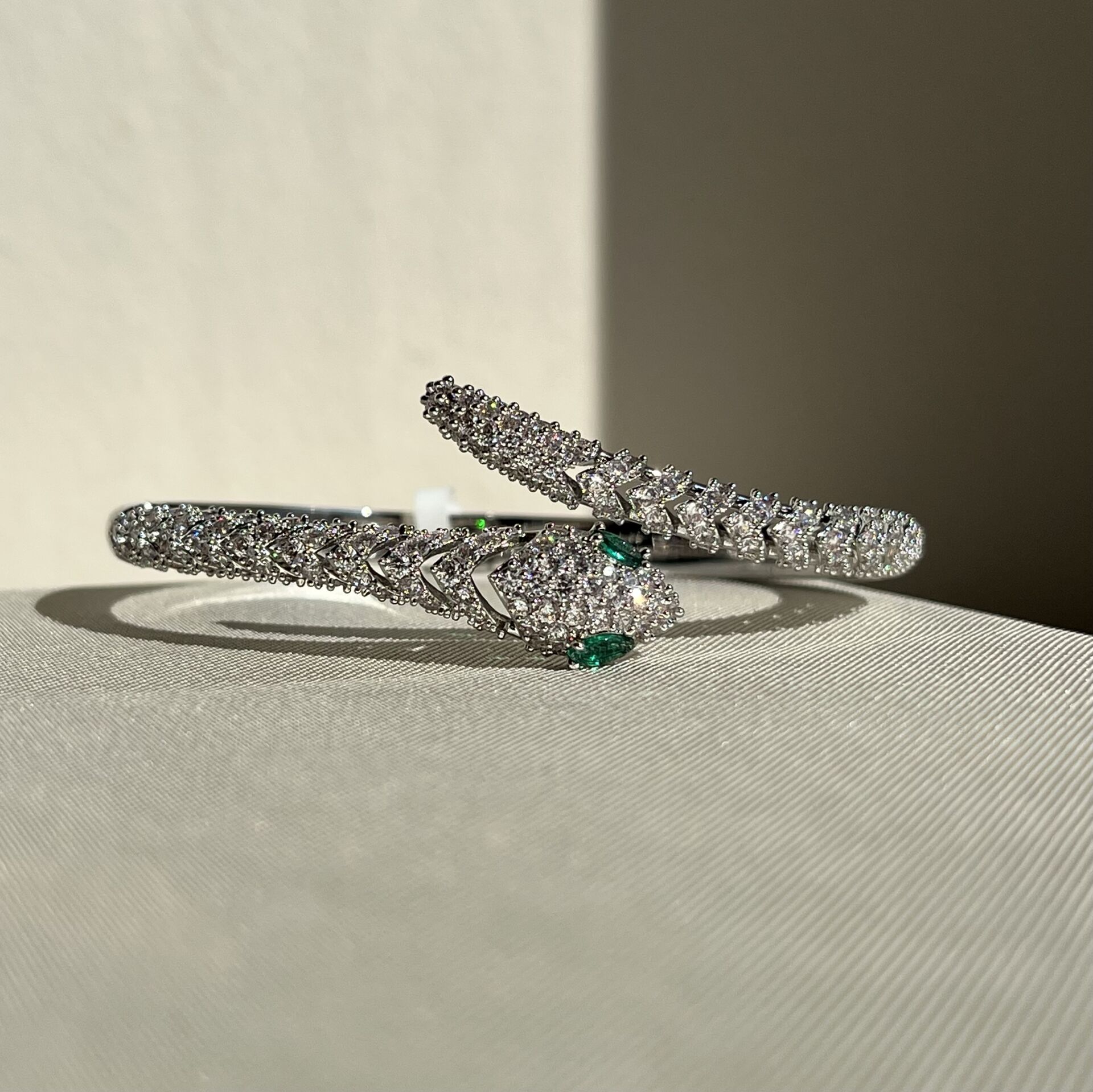 Pırlanta işçiliği zümrüt taş yılan vıp kelepçe