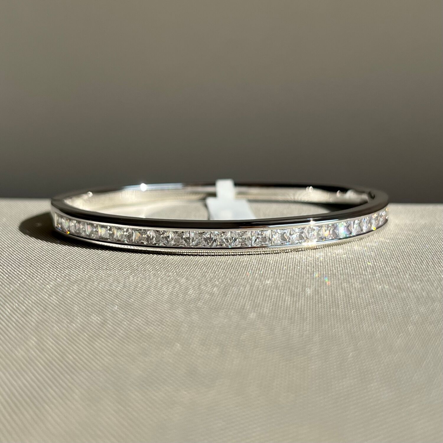 Kanal pırlanta baget montür vıp kelepçe