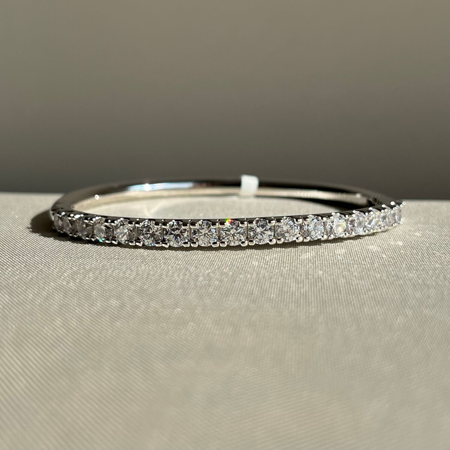 Round pırlanta suyolu montür vıp kelepçe