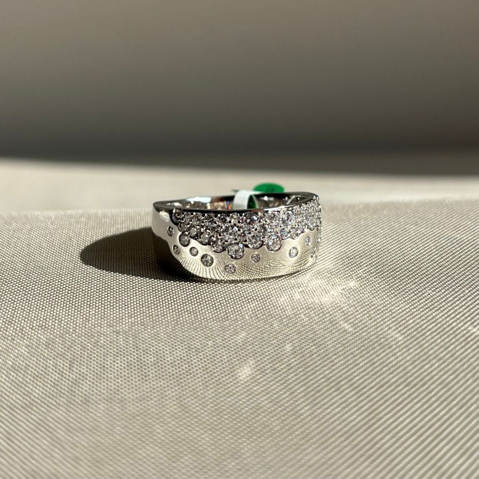 Round pırlanta montür xuping yüzük