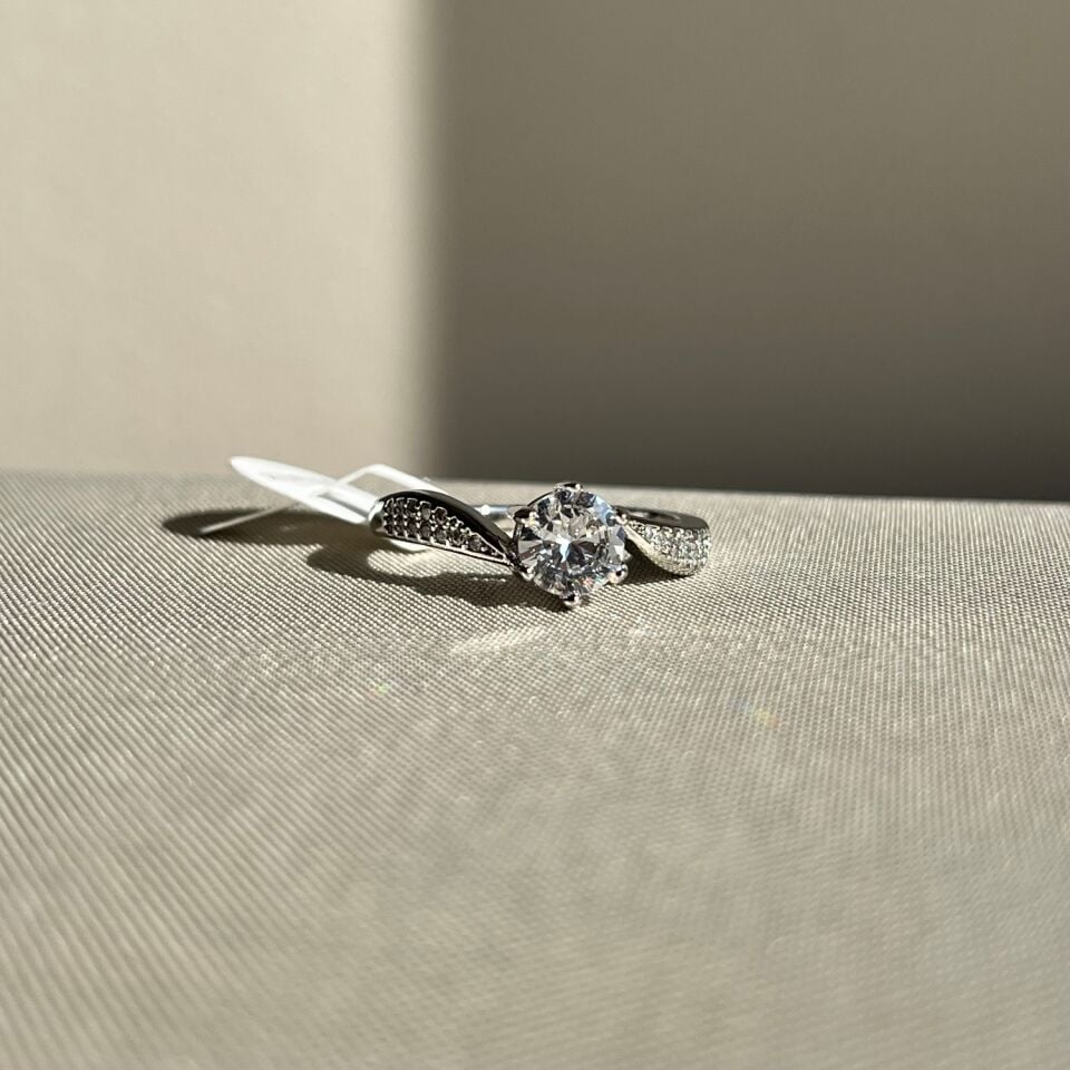 Round pırlanta montür xuping yüzük