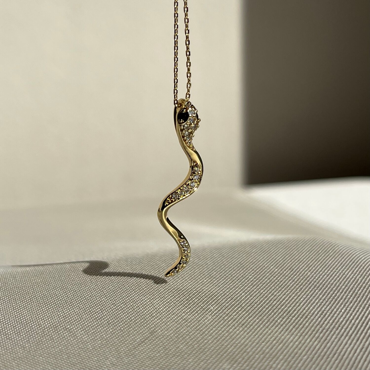 Pırlanta işçiliği yılan figür xuping kolye