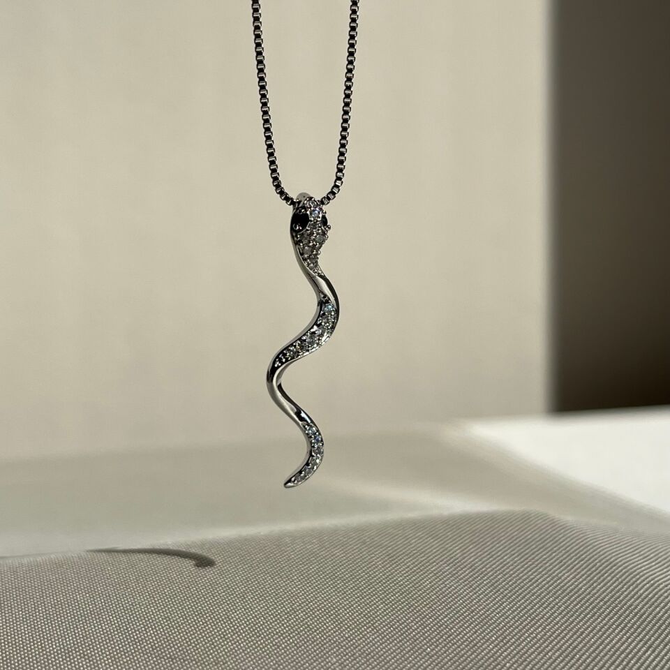 Pırlanta işçiliği yılan figür xuping kolye