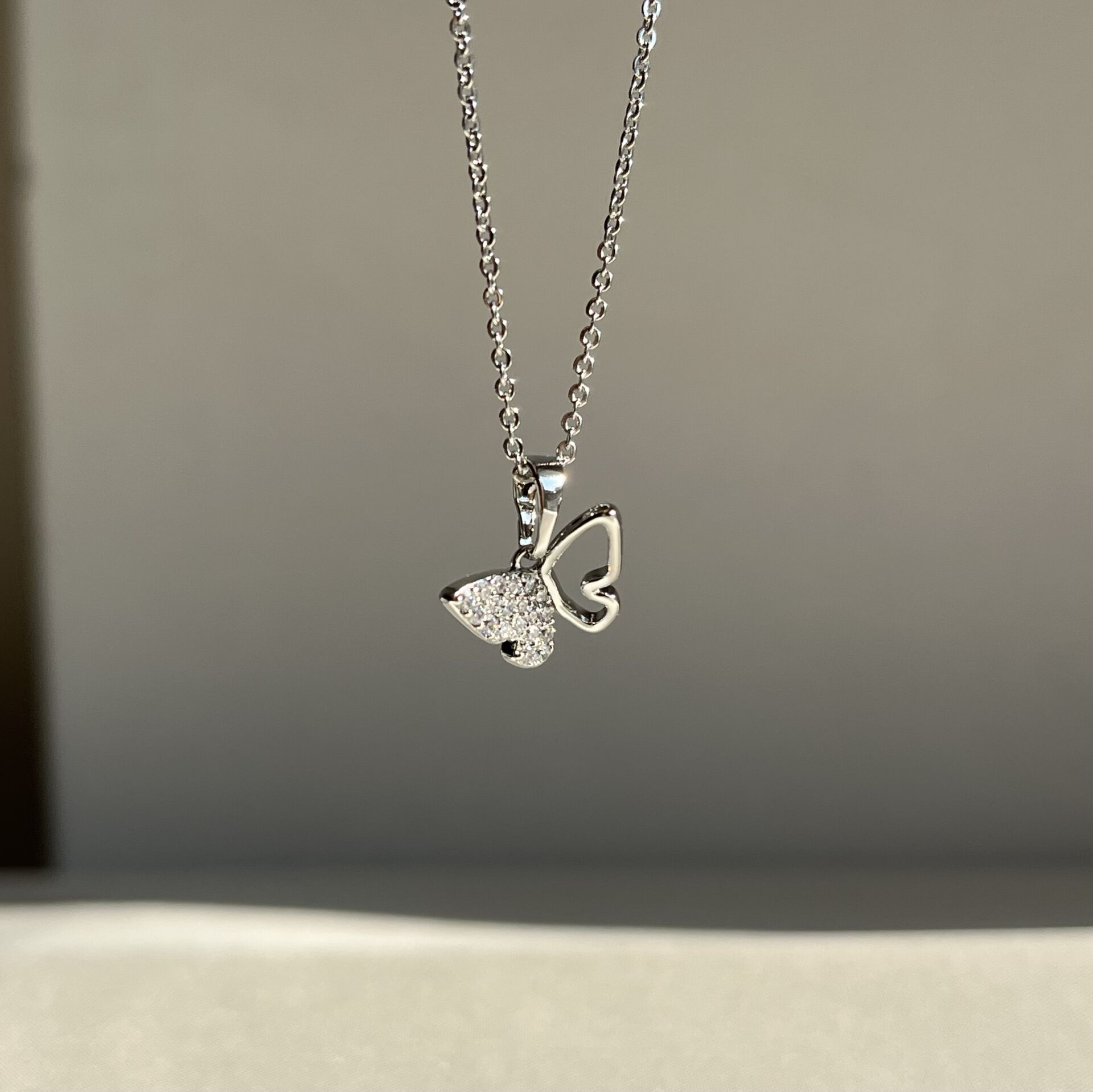 Pırlanta işçiliği minimal kelebek xuping kolye