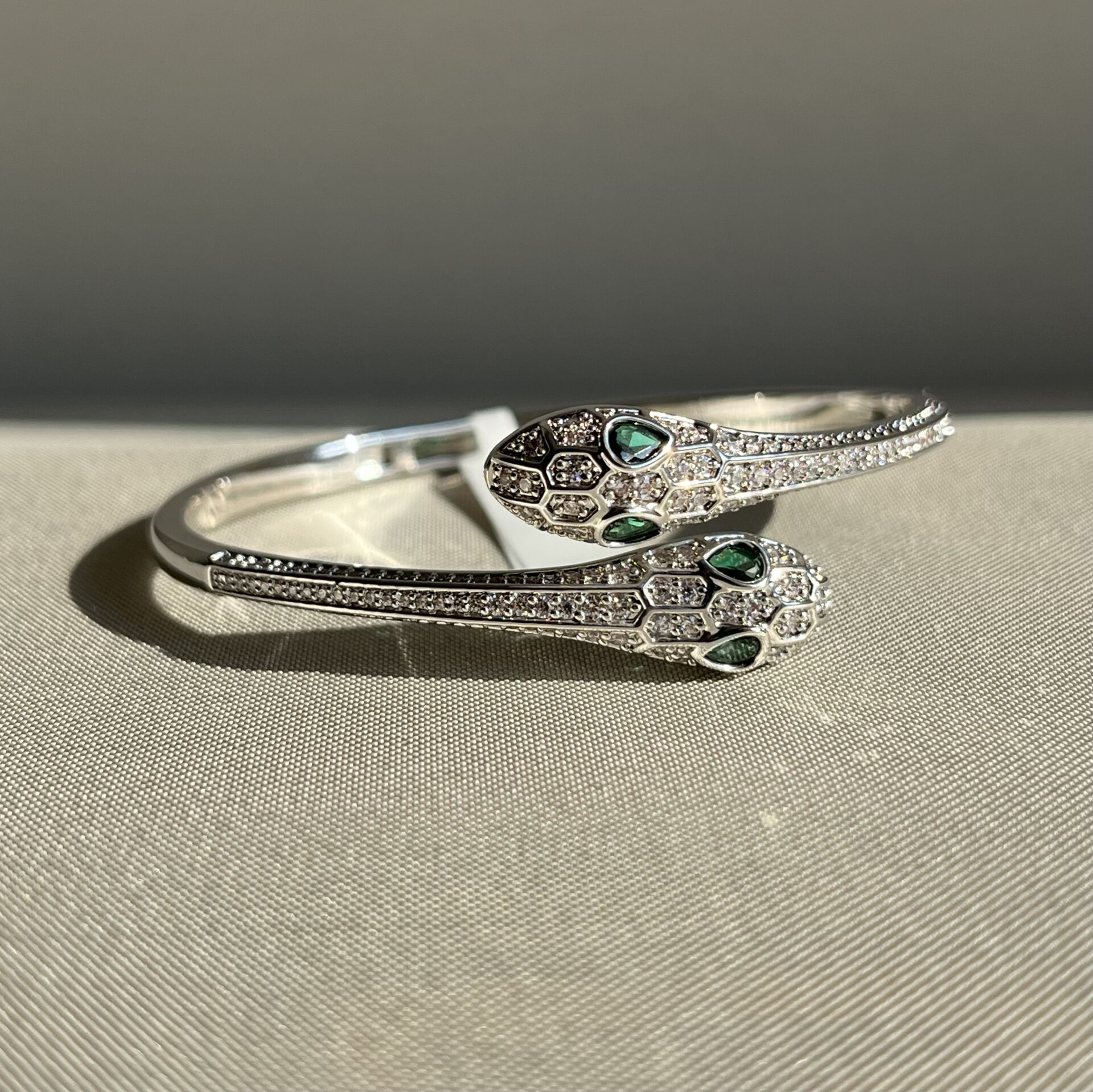 Zümrüt göz yılan figür pırlanta işçiliği vıp kelepçe