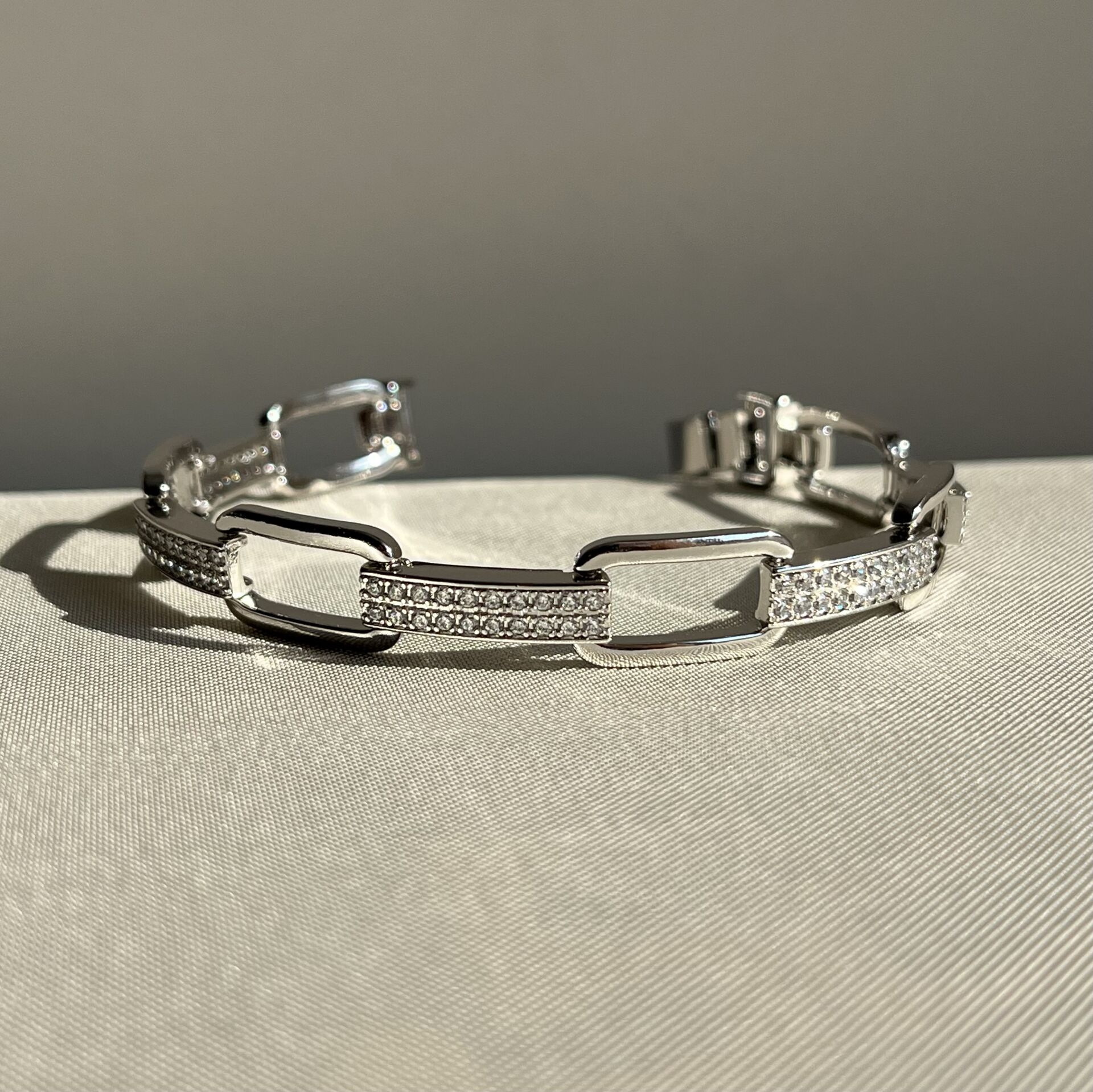 Pırlanta işçiliği geniş ataç xuping bileklik