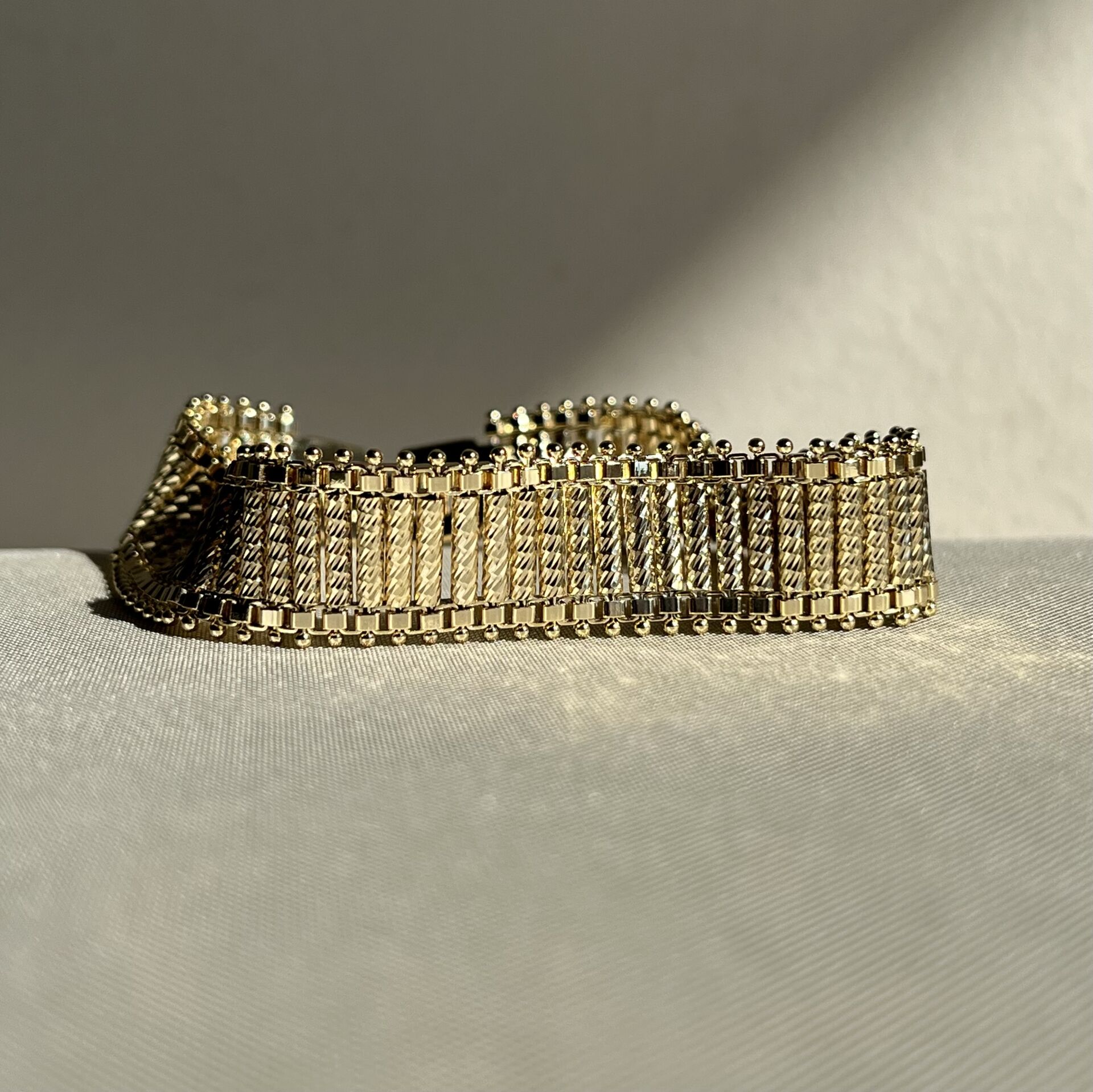 Altın işçiliği hasır model xuping bileklik