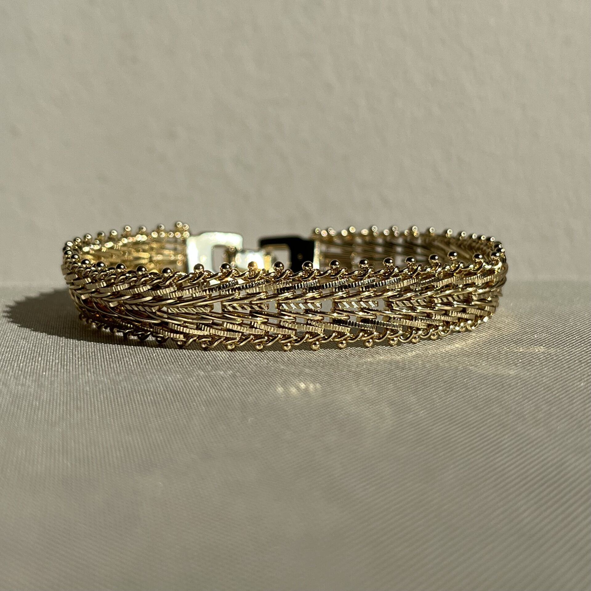 Altın işçiliği hasır model xuping bileklik