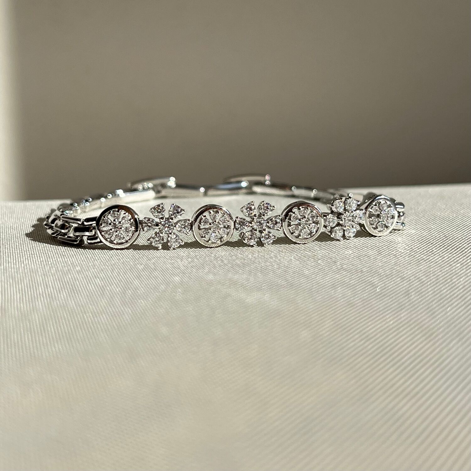 Pırlanta işçiliği çiçek figür xuping bileklik