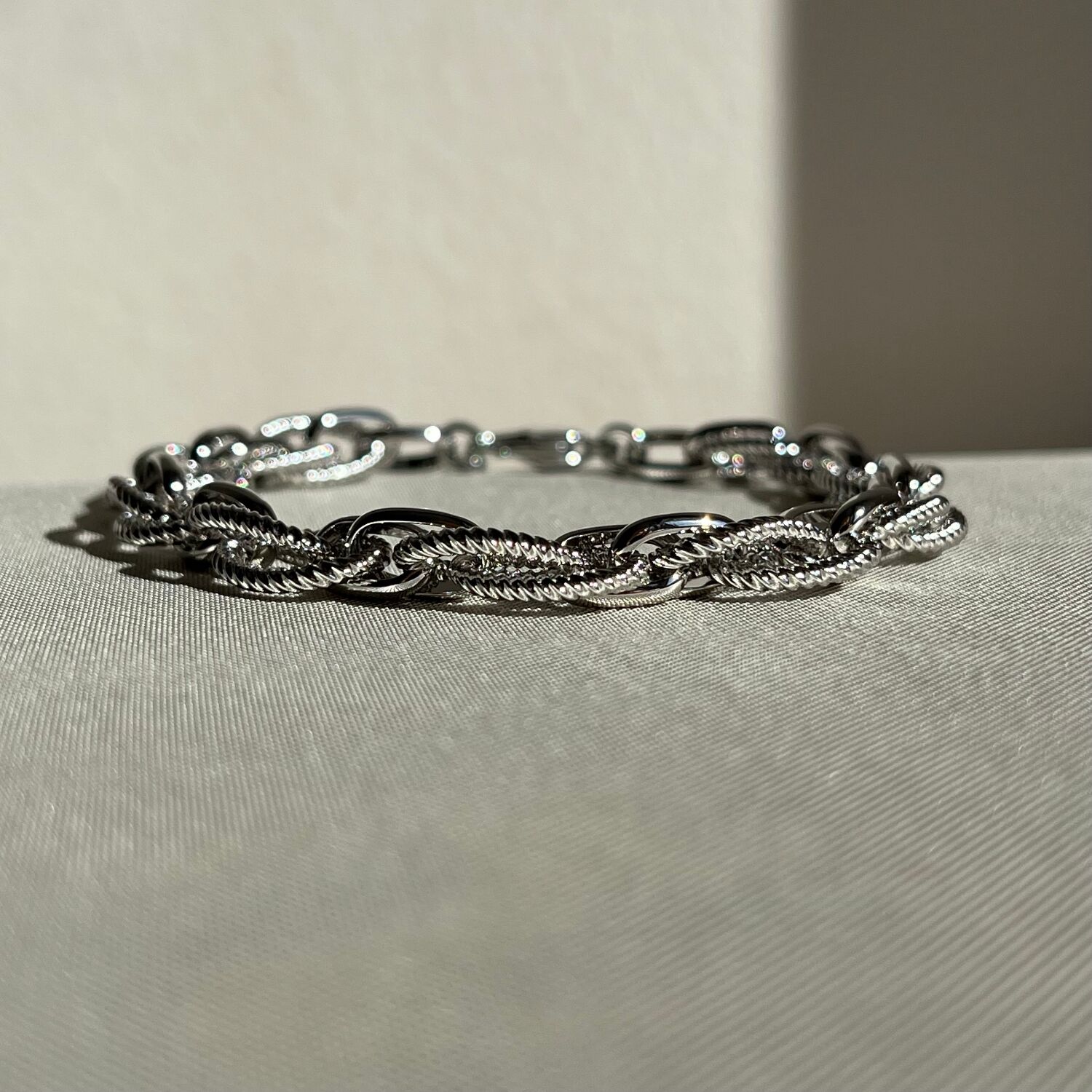 Altın işçiliği hallow model xuping bileklik