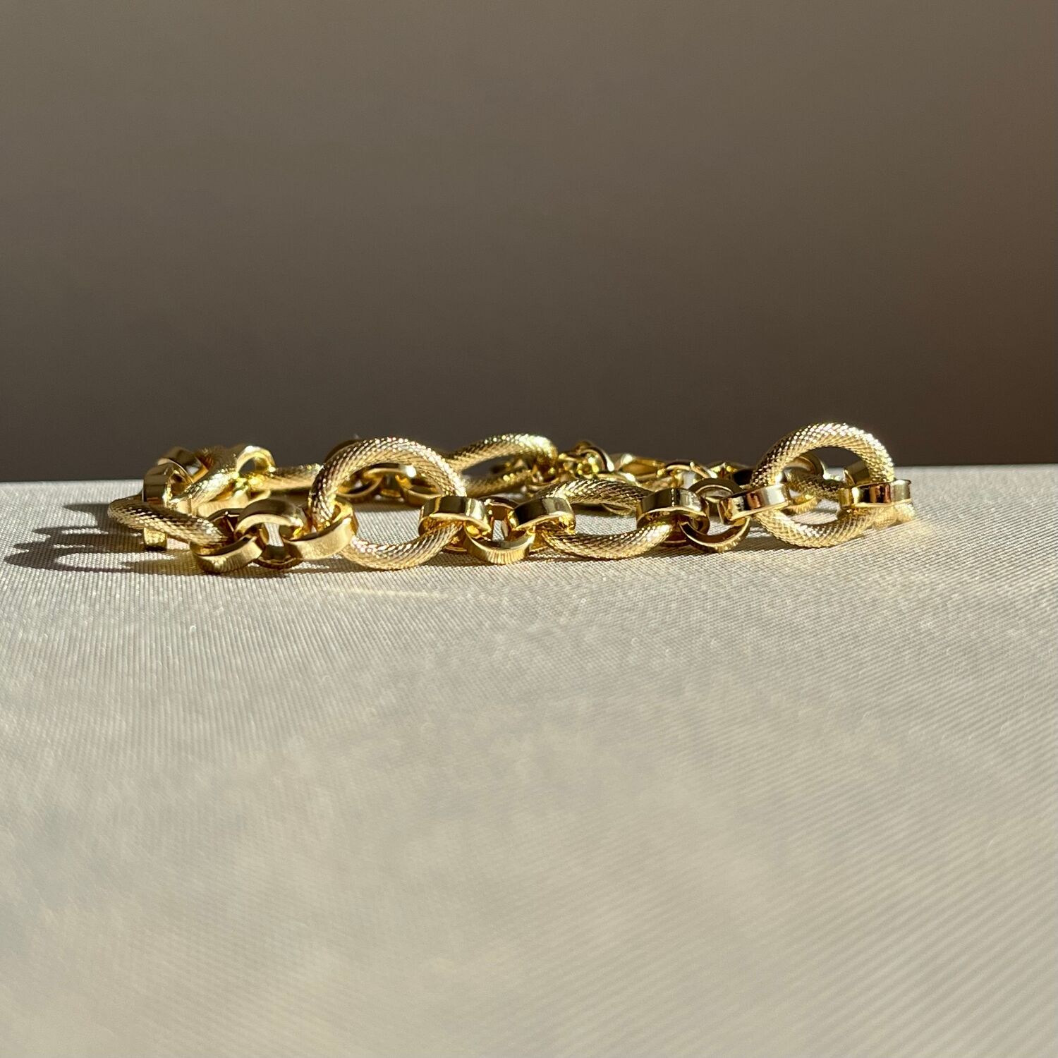 Altın işçiliği hallow model xuping bileklik