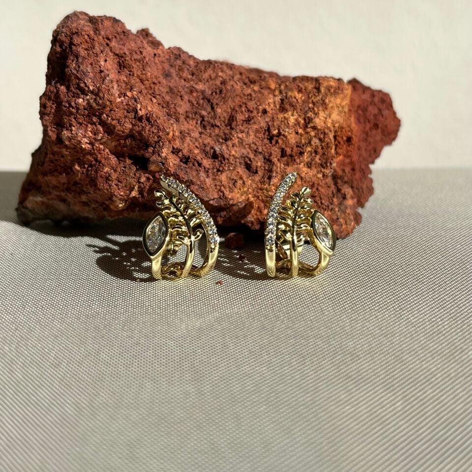 Pırlanta işçiliği minimal yaprak desenli xuping küpe