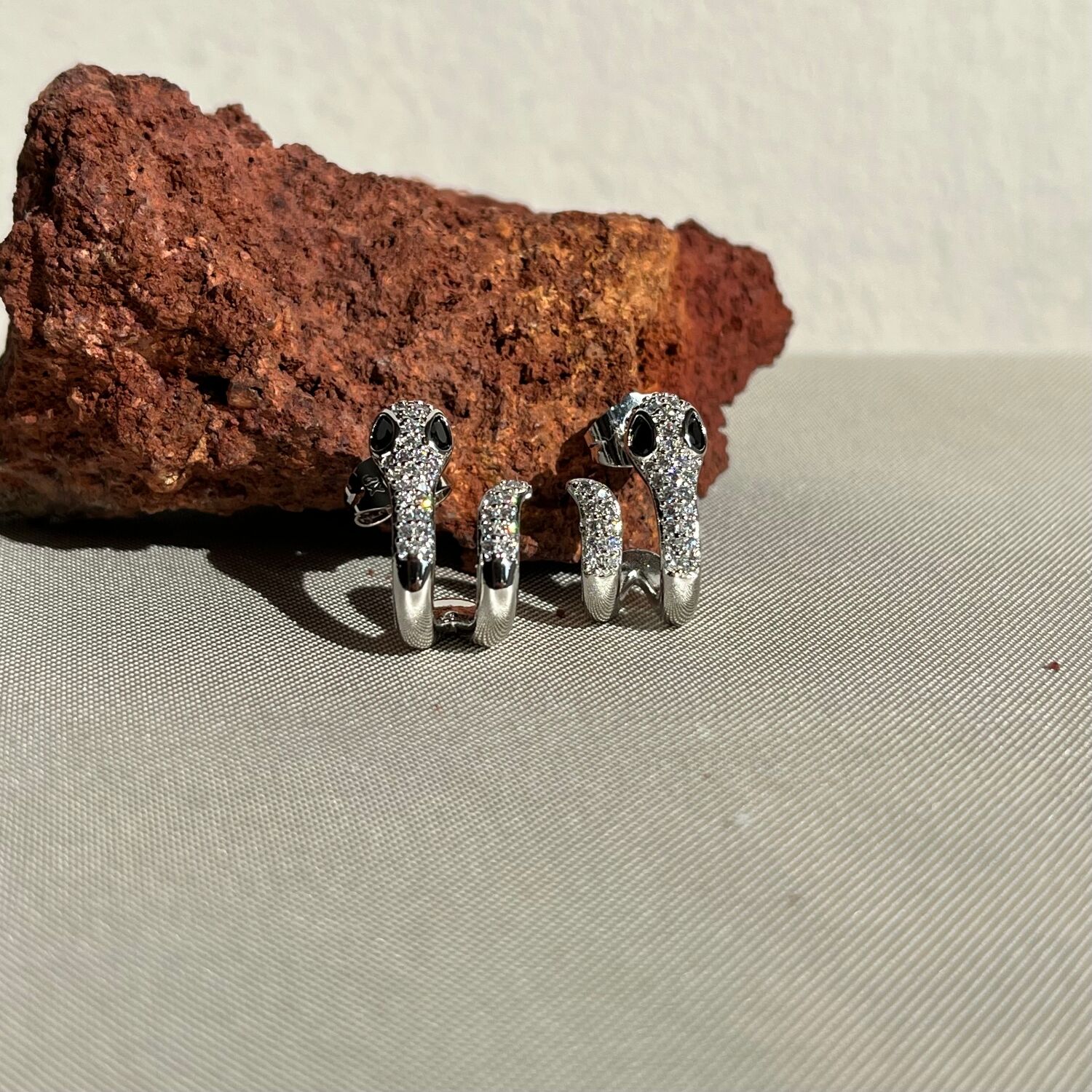 Pırlanta işçiliği minimal yılan figür xuping küpe