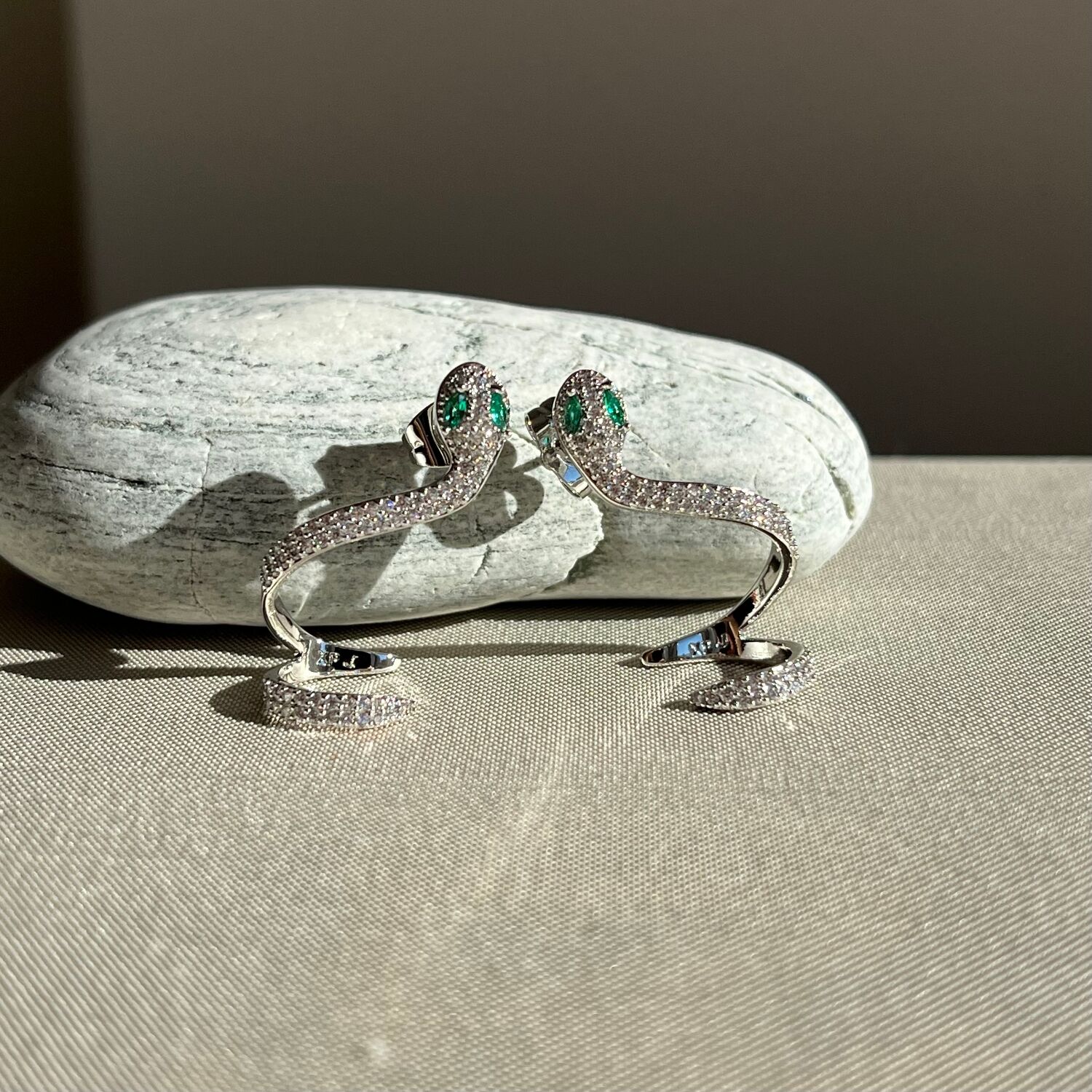 Zümrüt taş renk yılan figür xuping küpe