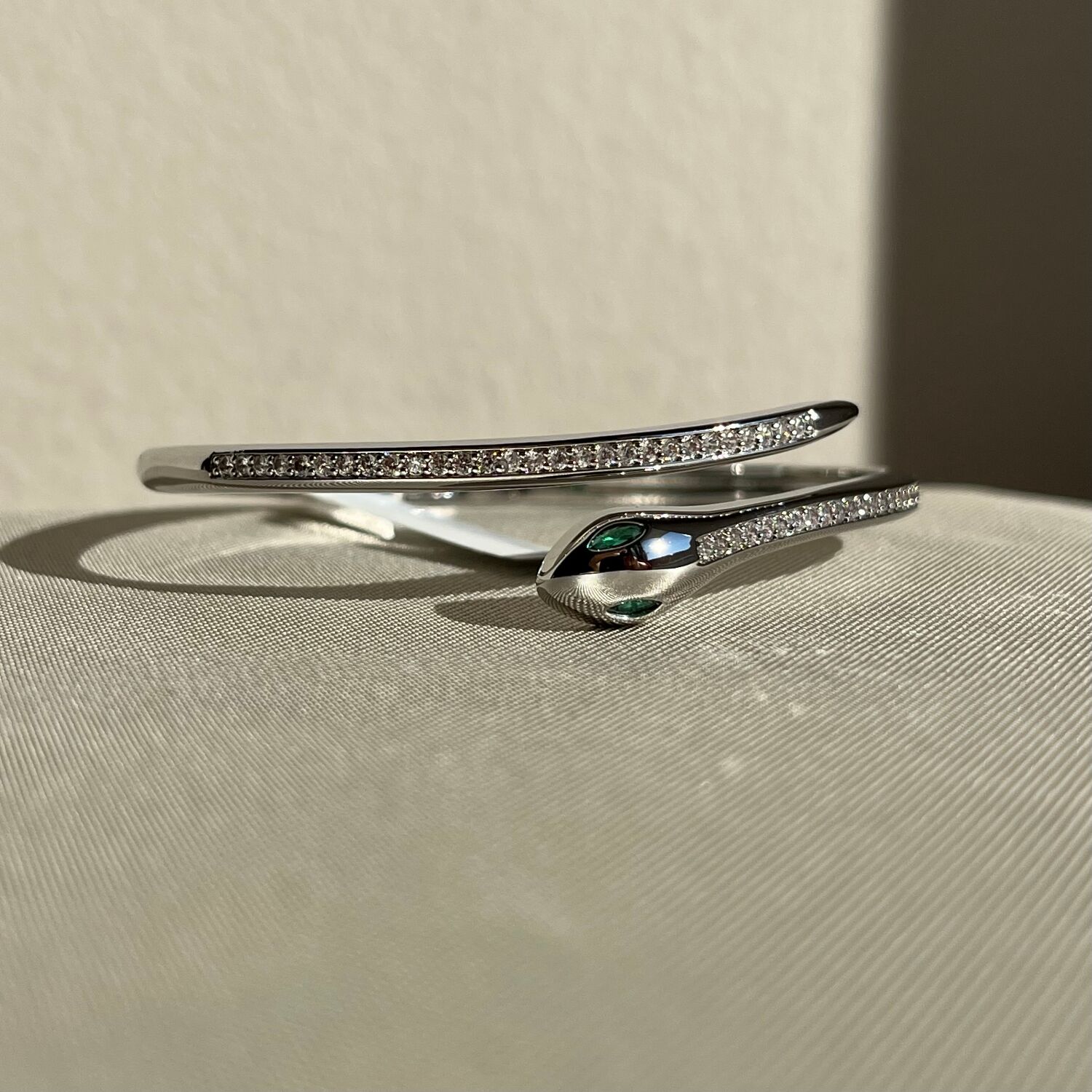 Zümrüt göz pırlanta işçiliği vıp kelepçe