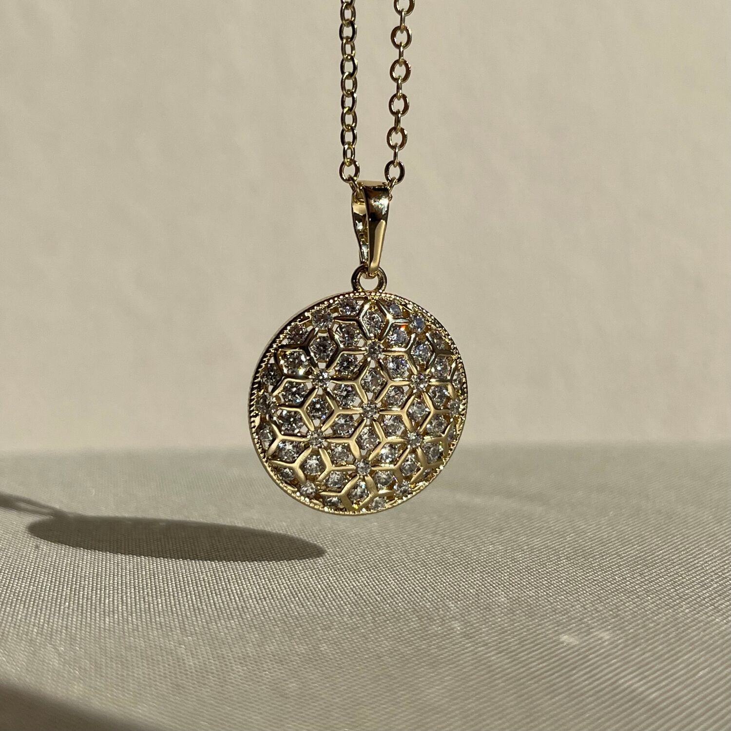 İçi dolu round pırlanta montür xuping kolye