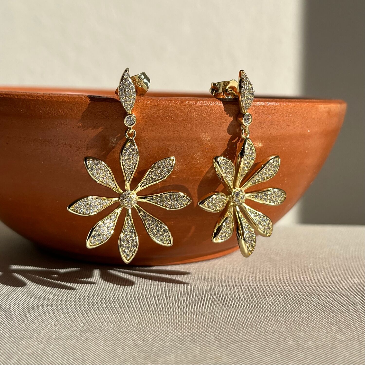 Pırlanta işçiliği sallantılı çiçek xuping küpe